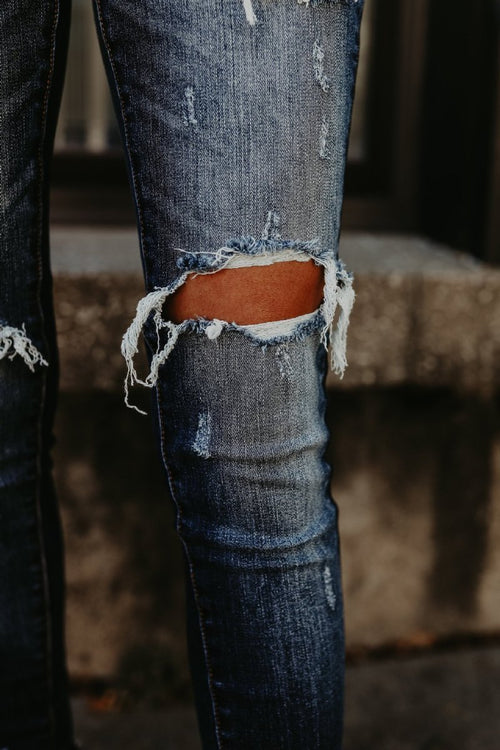 Ausgefranste, ausgefranste Skinny Jeans